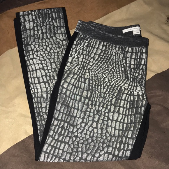 DIANE VON FURSTENBERG silver and black reptile print pants size 6 💕 - Picture 2 of 11
